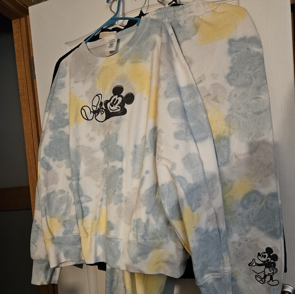 Mickey Mouse jogging outfit. - Picture 2 of 5